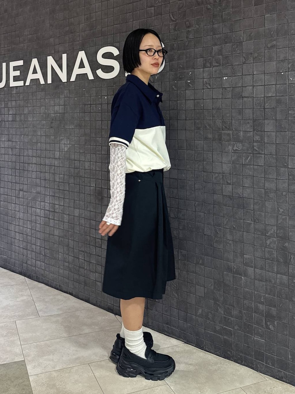 ブラック系のローファー、ホワイト系のTシャツ/カットソー、ブラック系のその他パンツを着用したレディースの春コーディネートの3枚目の写真