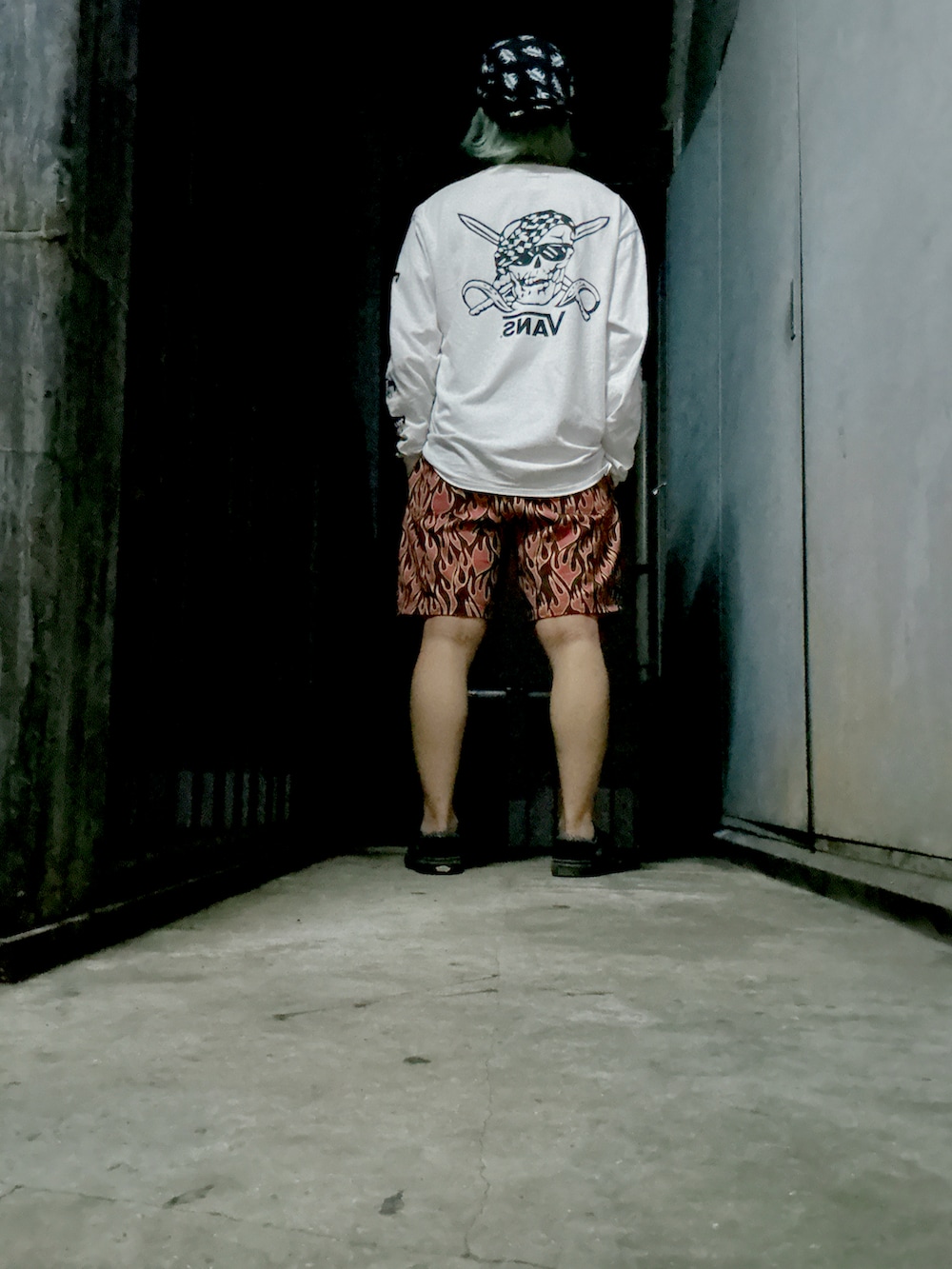 ホワイト系のTシャツ/カットソー、オレンジ系のその他パンツ、ブラック系のスニーカーを着用したメンズの夏コーディネートの3枚目の写真