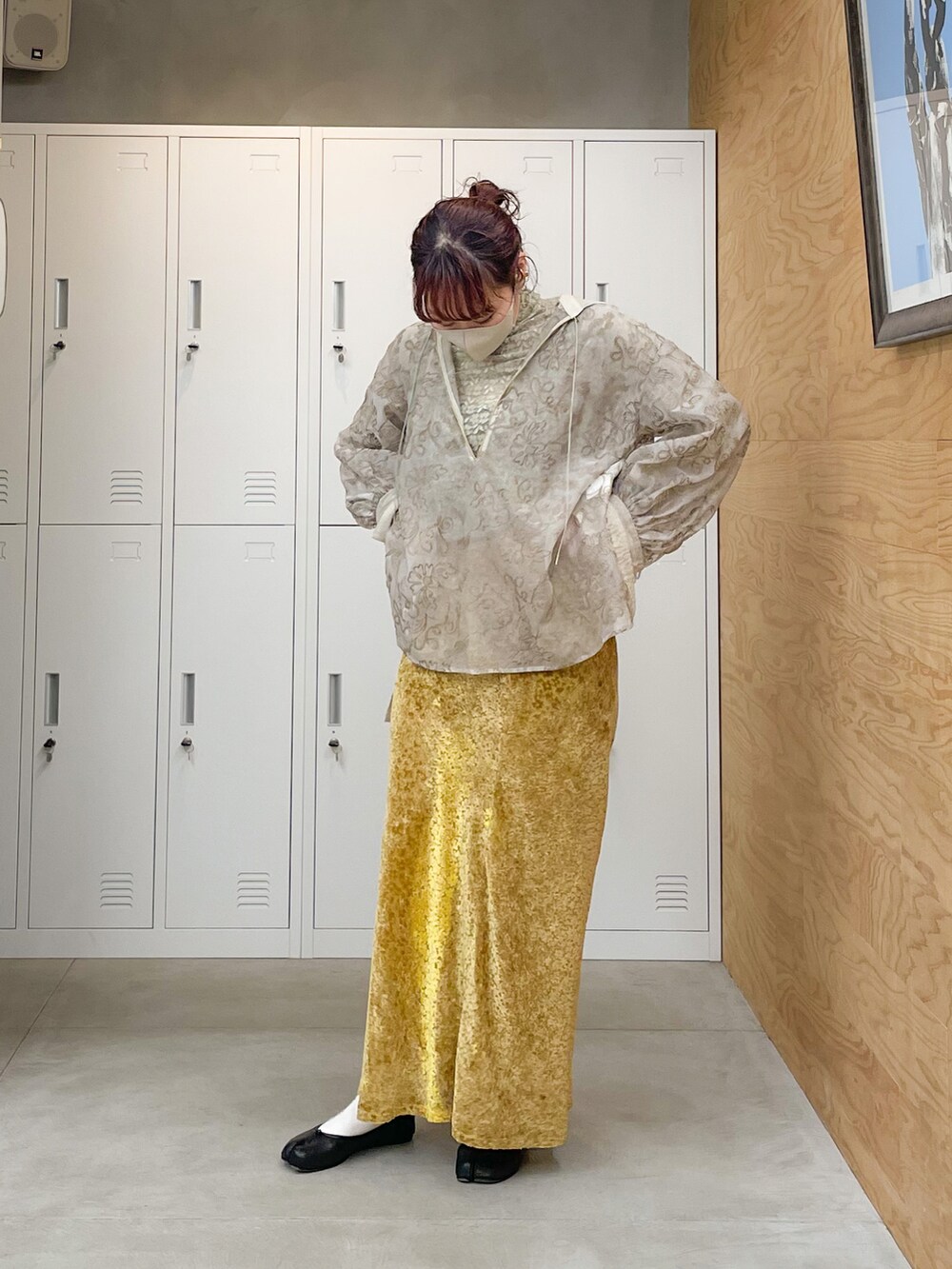 ベージュ系のトップス、イエロー系のスカート、ベージュ系のTシャツ/カットソーを着用したレディースの冬コーディネートの2枚目の写真