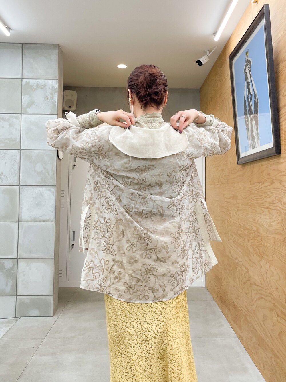 ベージュ系のトップス、イエロー系のスカート、ベージュ系のTシャツ/カットソーを着用したレディースの冬コーディネートの3枚目の写真