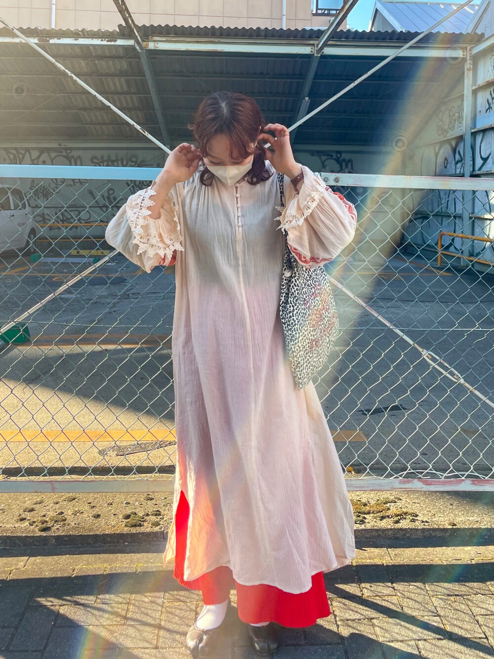 ブラック系のバレエシューズ、ベージュ系のワンピースを着用したレディースの秋コーディネートの2枚目の写真