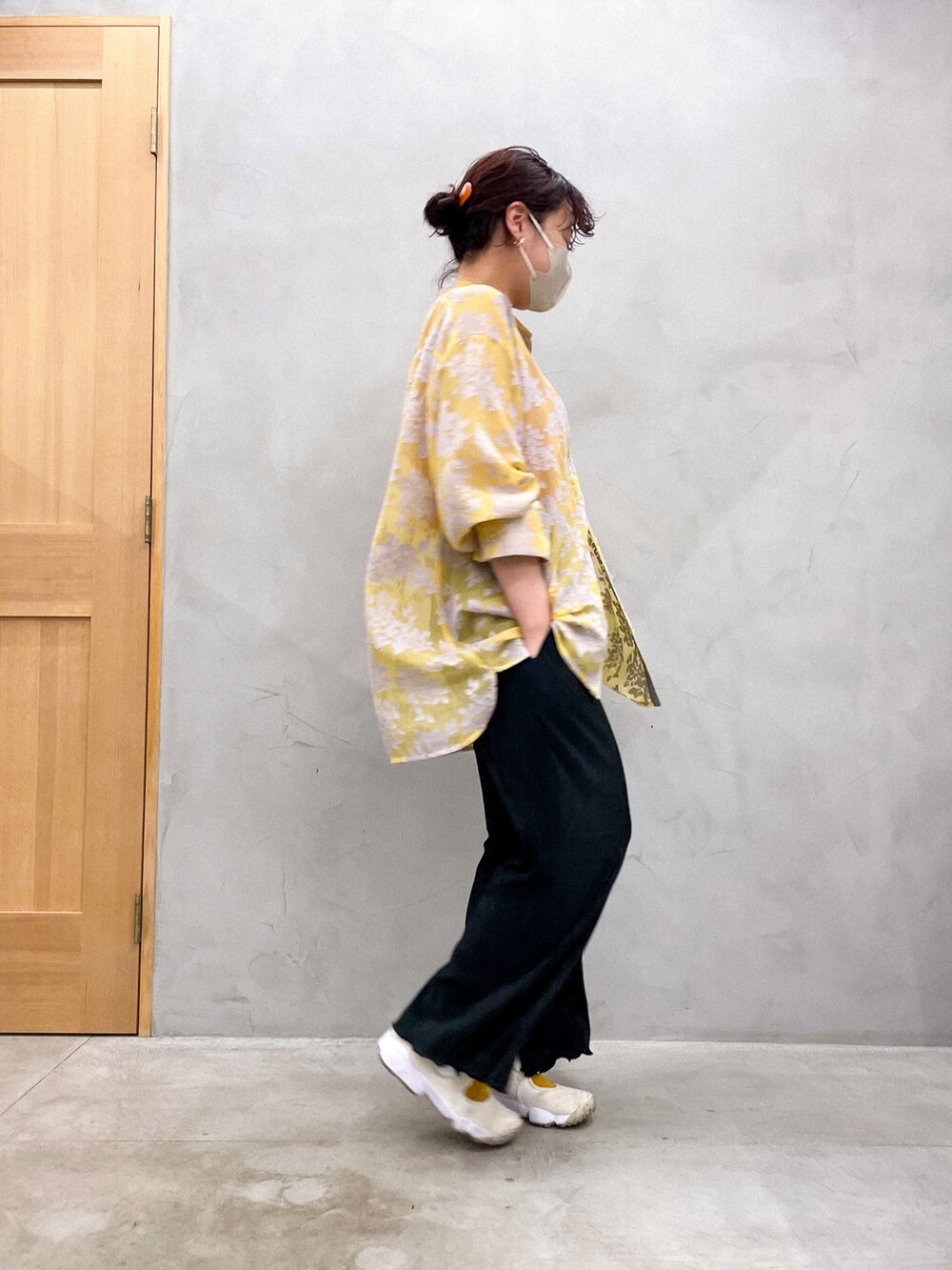 イエロー系のシャツ/ブラウス、ベージュ系のスニーカー、ホワイト系の腕時計を着用したレディースの春コーディネートの2枚目の写真