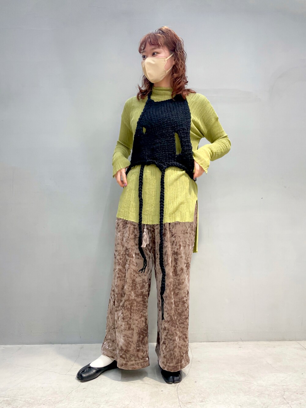 ブラック系のバレエシューズを着用したレディースの秋コーディネートの2枚目の写真