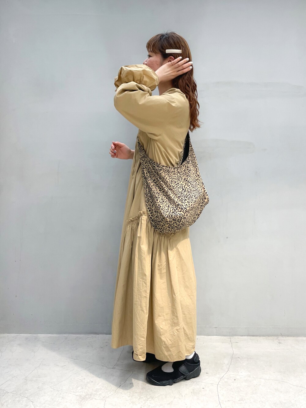 ブラック系のスニーカー、ベージュ系のワンピース/ドレスを着用したレディースの春コーディネートの2枚目の写真