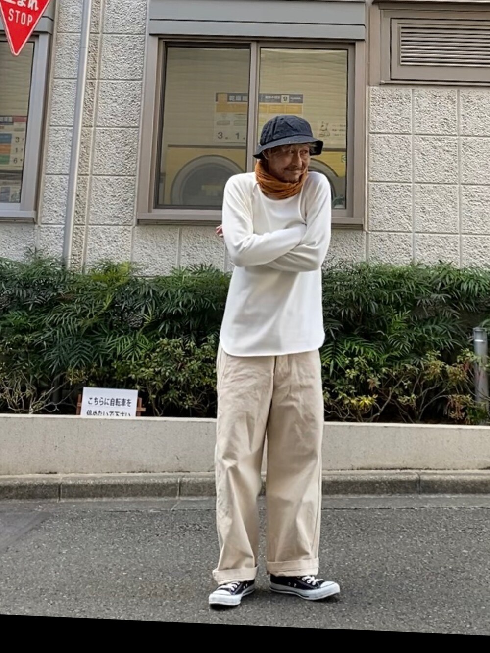 ホワイト系のTシャツ/カットソー、ホワイト系のその他パンツ、ブラック系のスニーカーを着用したメンズの冬コーディネートの2枚目の写真