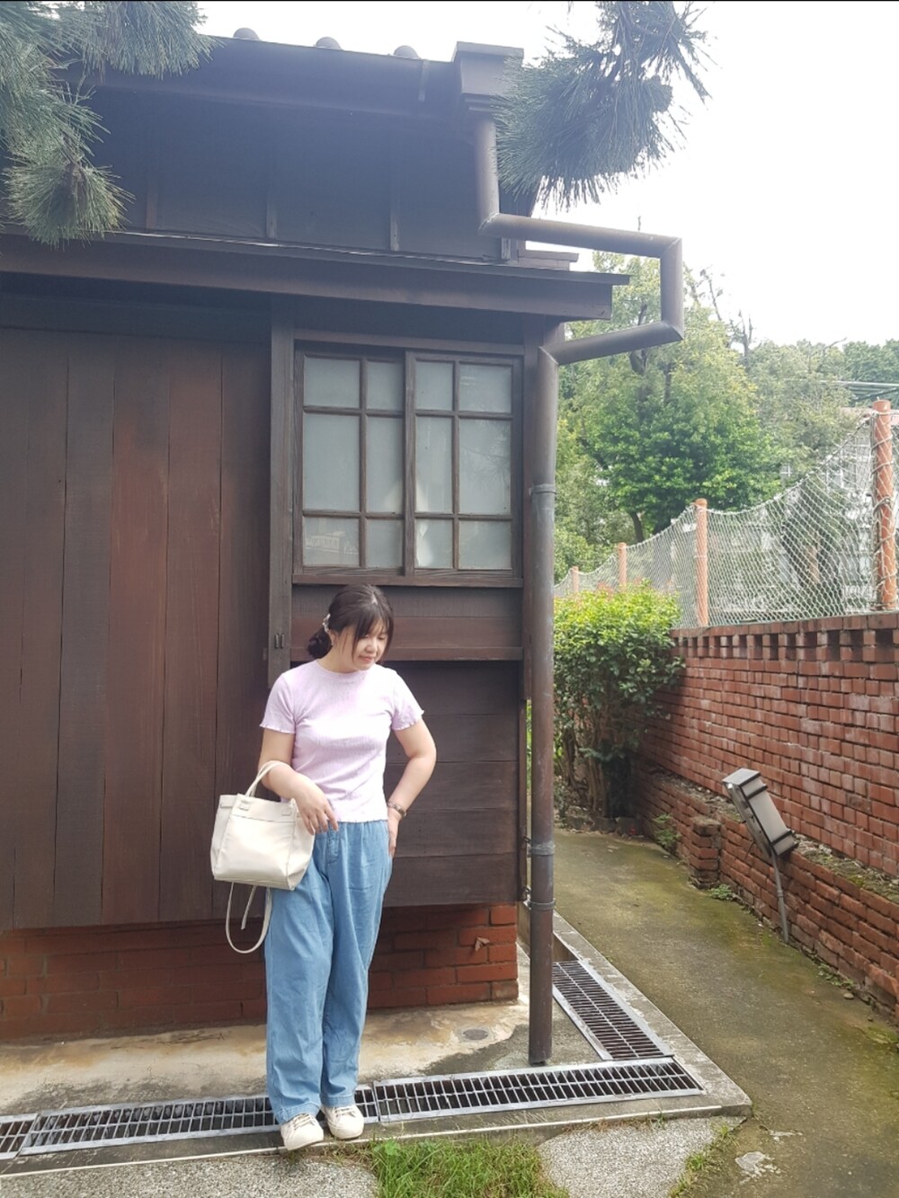 パープル系のニット/セーター、ホワイト系のスニーカーを着用したレディースの秋コーディネートの2枚目の写真