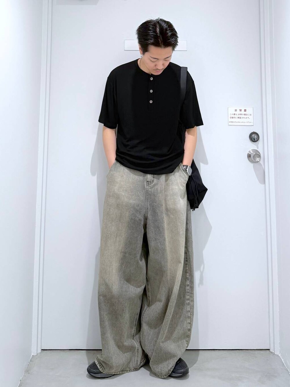 ブラック系のトートバッグ、ブラック系のTシャツ/カットソーを着用したメンズの夏コーディネートの2枚目の写真