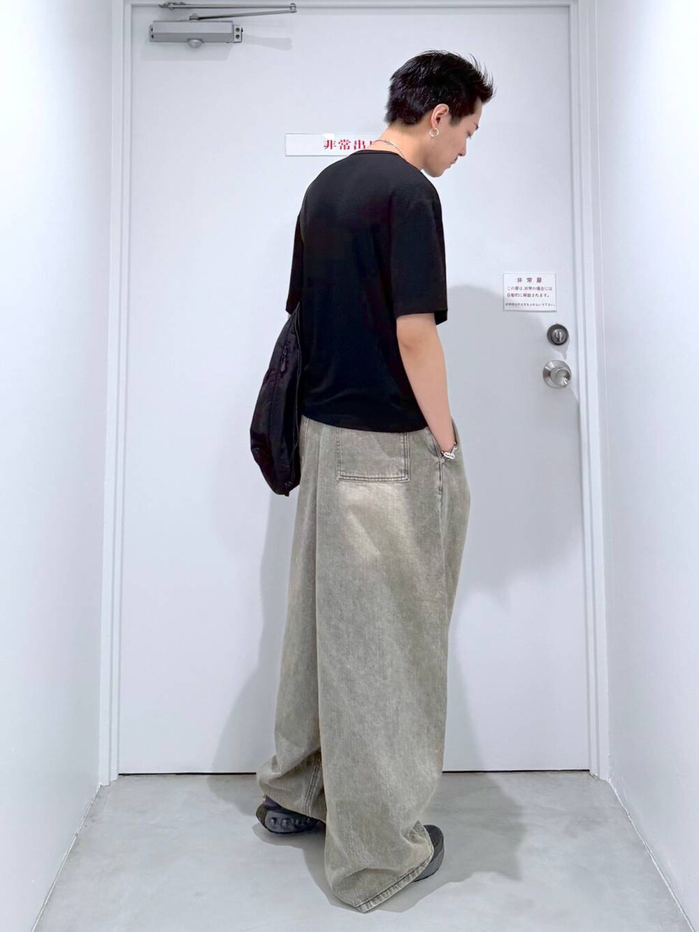 ブラック系のトートバッグ、ブラック系のTシャツ/カットソーを着用したメンズの夏コーディネートの4枚目の写真