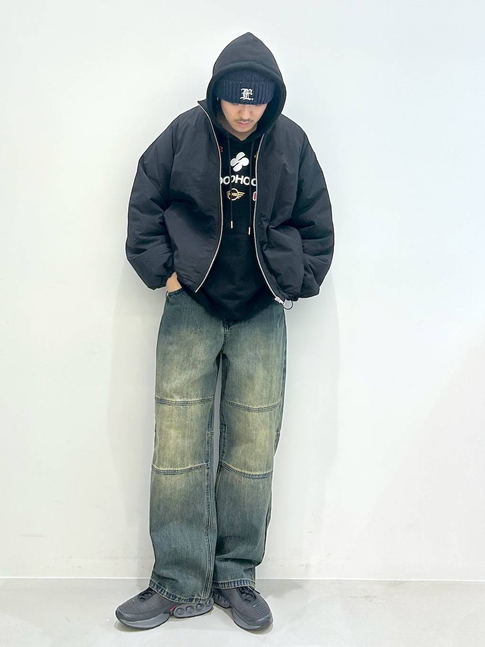 ブラック系のパーカー、ブラック系のブルゾン、ブルー系のニットキャップ/ビーニーを着用したメンズの秋コーディネートの2枚目の写真