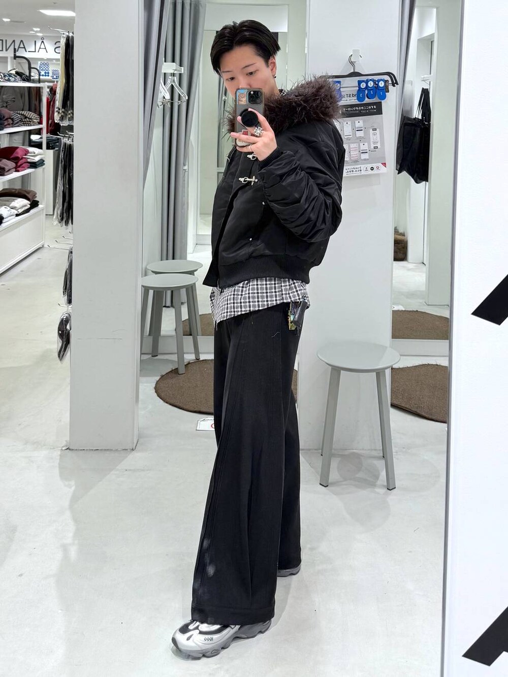 ブラック系のスラックス、ブラック系のシャツ/ブラウス、ブラック系のブルゾンを着用したメンズの冬コーディネートの3枚目の写真