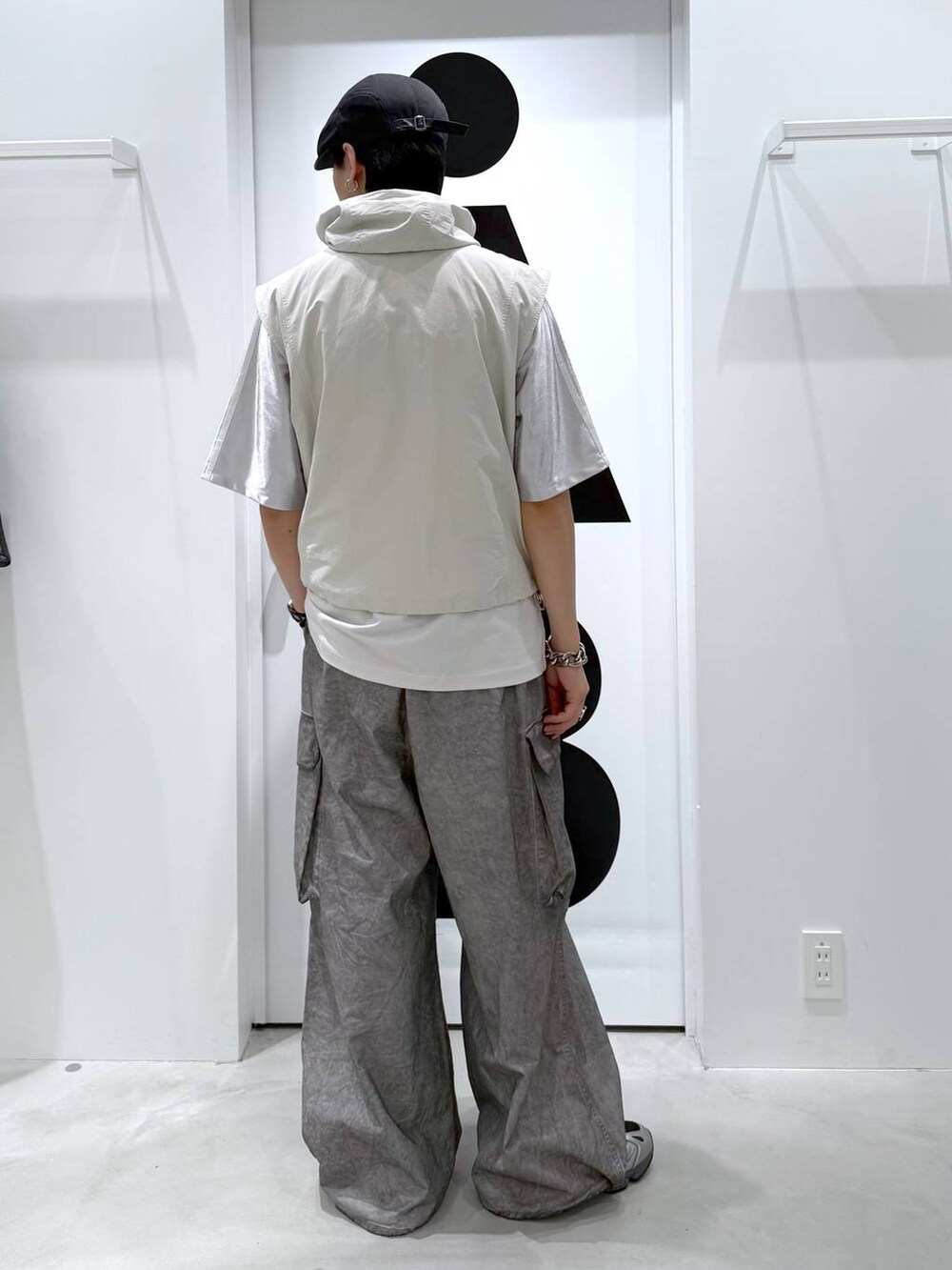 グレー系のその他パンツ、グレー系のTシャツ/カットソーを着用したメンズの夏コーディネートの4枚目の写真