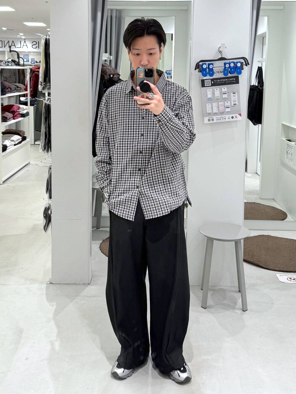 ブラック系のスラックス、ブラック系のシャツ/ブラウス、ブラック系のブルゾンを着用したメンズの冬コーディネートの4枚目の写真