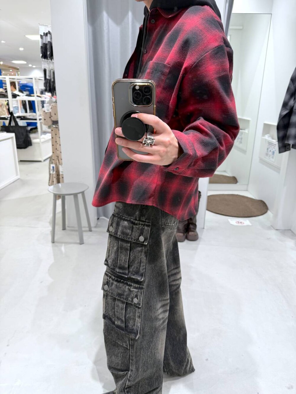 ブラック系のデニムパンツ、ブラック系のパーカーを着用したメンズの秋コーディネートの4枚目の写真