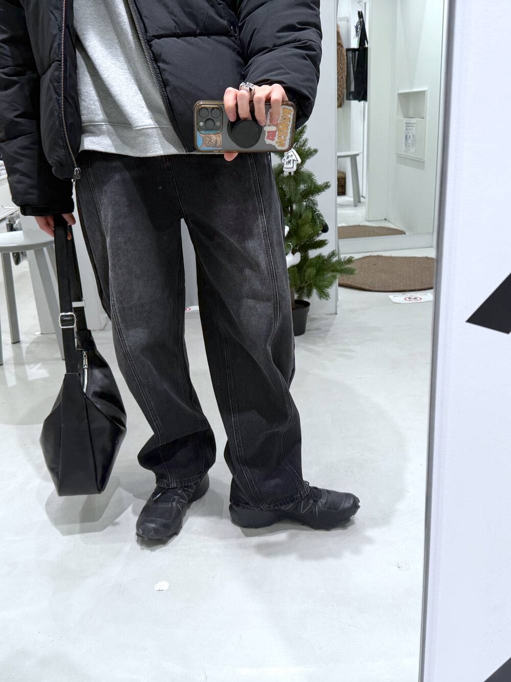 ブラック系のダウンジャケット/コート、ブラック系のショルダーバッグ、グレー系のスウェットを着用したメンズの冬コーディネートの5枚目の写真