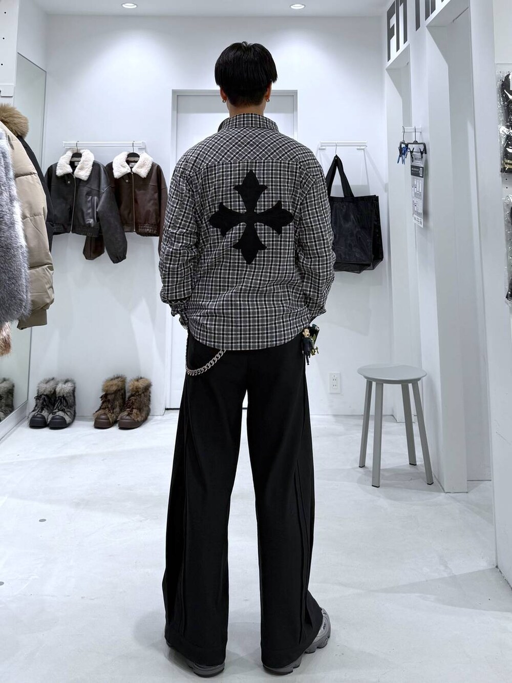 ブラック系のスラックス、ブラック系のシャツ/ブラウス、ブラック系のブルゾンを着用したメンズの冬コーディネートの5枚目の写真