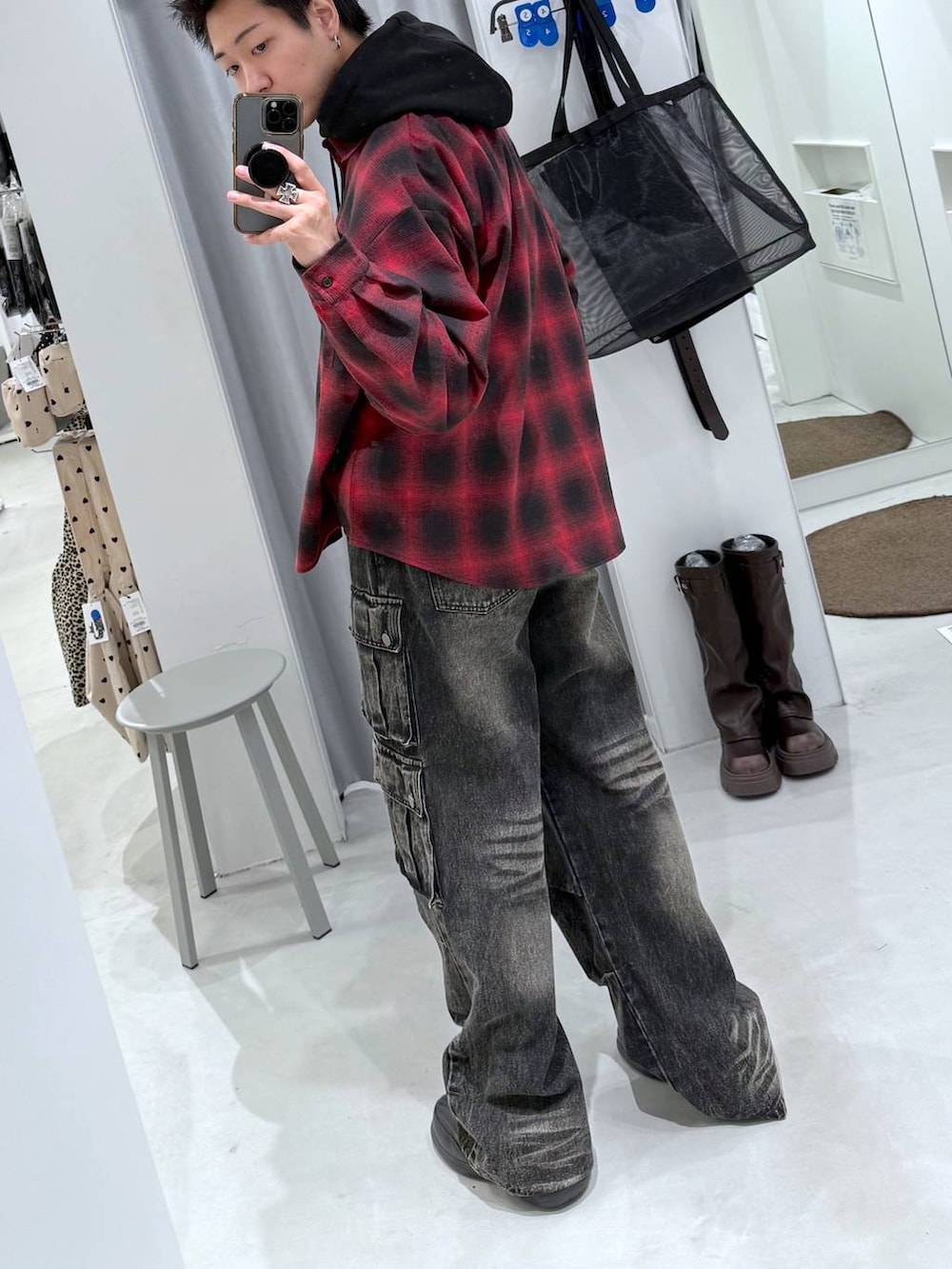 ブラック系のデニムパンツ、ブラック系のパーカーを着用したメンズの秋コーディネートの2枚目の写真