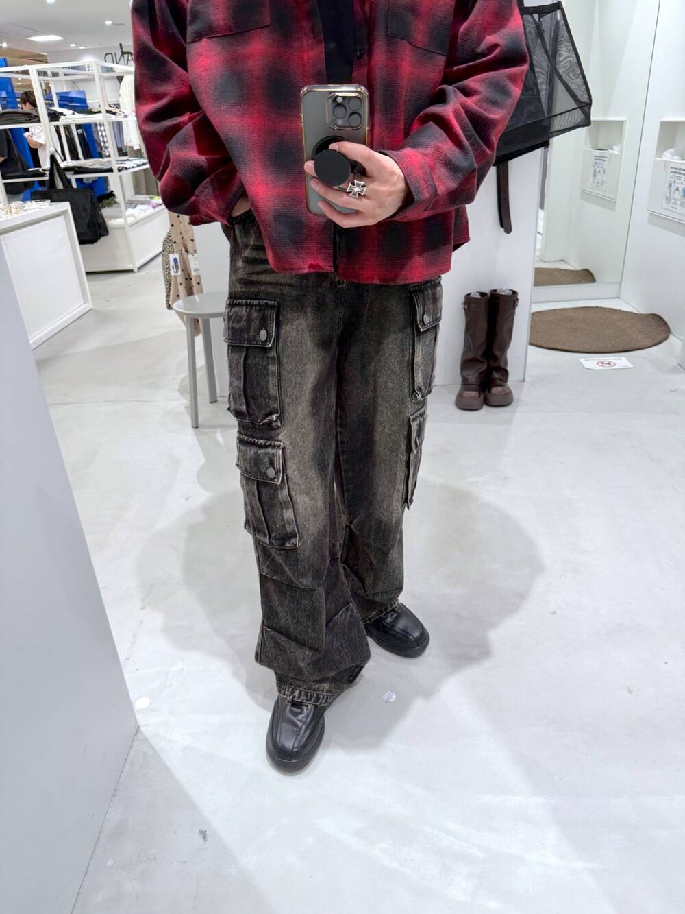 ブラック系のデニムパンツ、ブラック系のパーカーを着用したメンズの秋コーディネートの3枚目の写真