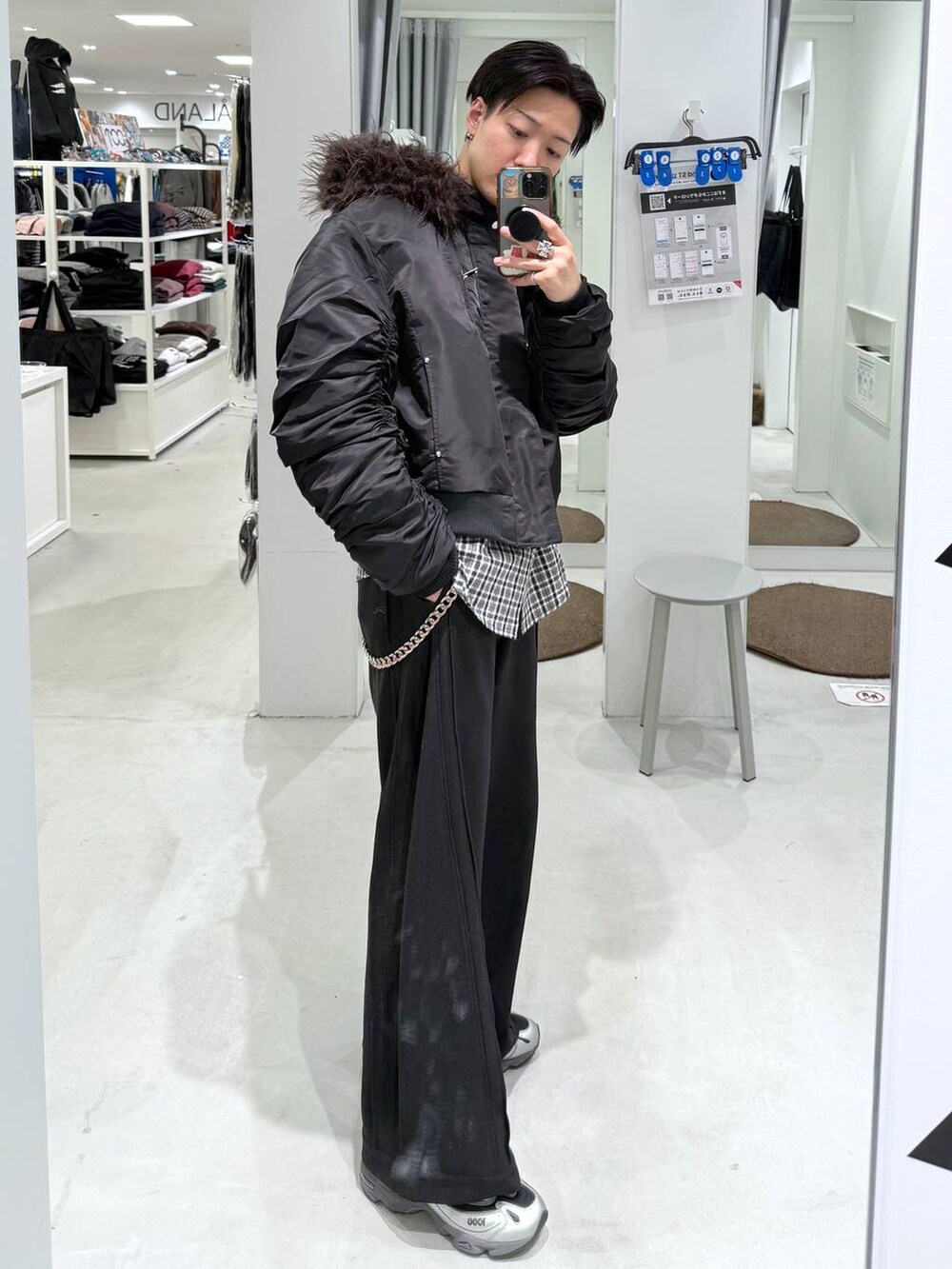 ブラック系のスラックス、ブラック系のシャツ/ブラウス、ブラック系のブルゾンを着用したメンズの冬コーディネートの2枚目の写真