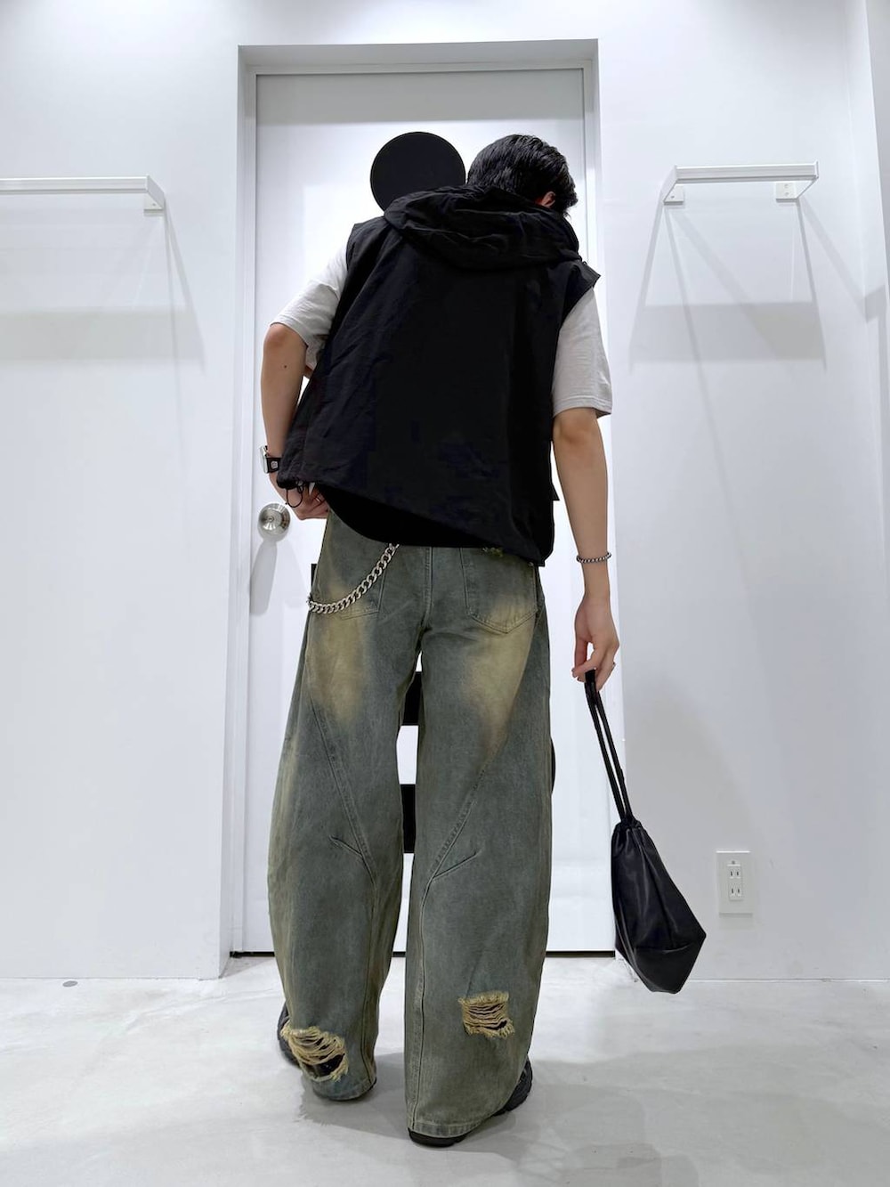 ブラック系のショルダーバッグ、ブルー系のデニムパンツ、ブラック系のTシャツ/カットソーを着用したメンズの夏コーディネートの4枚目の写真