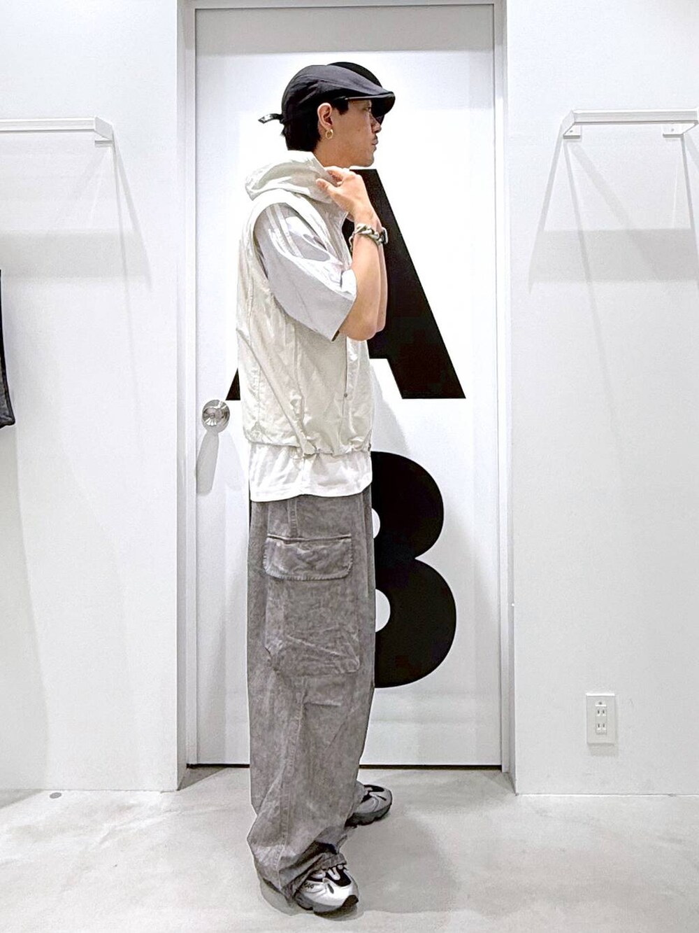 グレー系のその他パンツ、グレー系のTシャツ/カットソーを着用したメンズの夏コーディネートの2枚目の写真