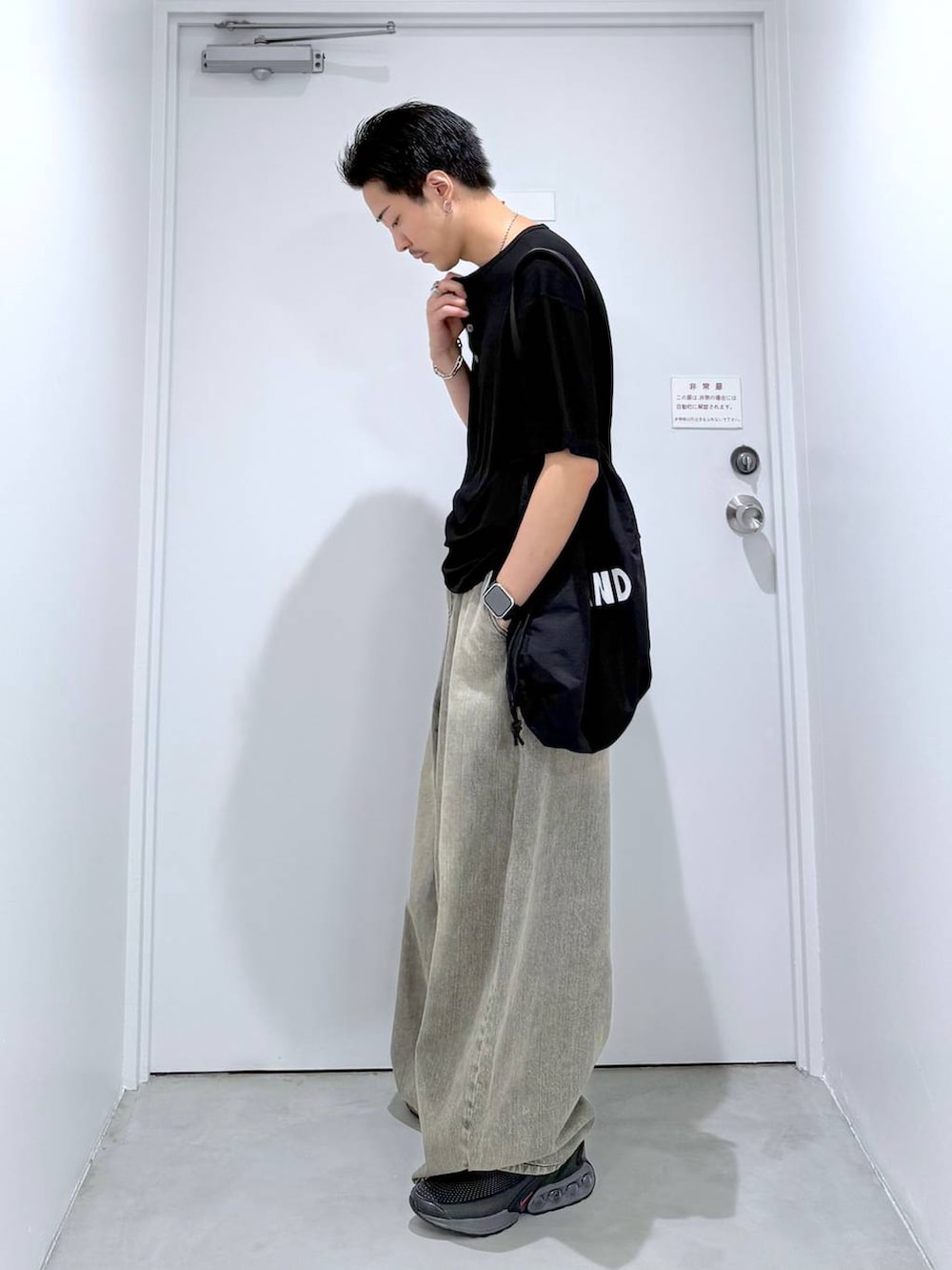 ブラック系のトートバッグ、ブラック系のTシャツ/カットソーを着用したメンズの夏コーディネートの3枚目の写真