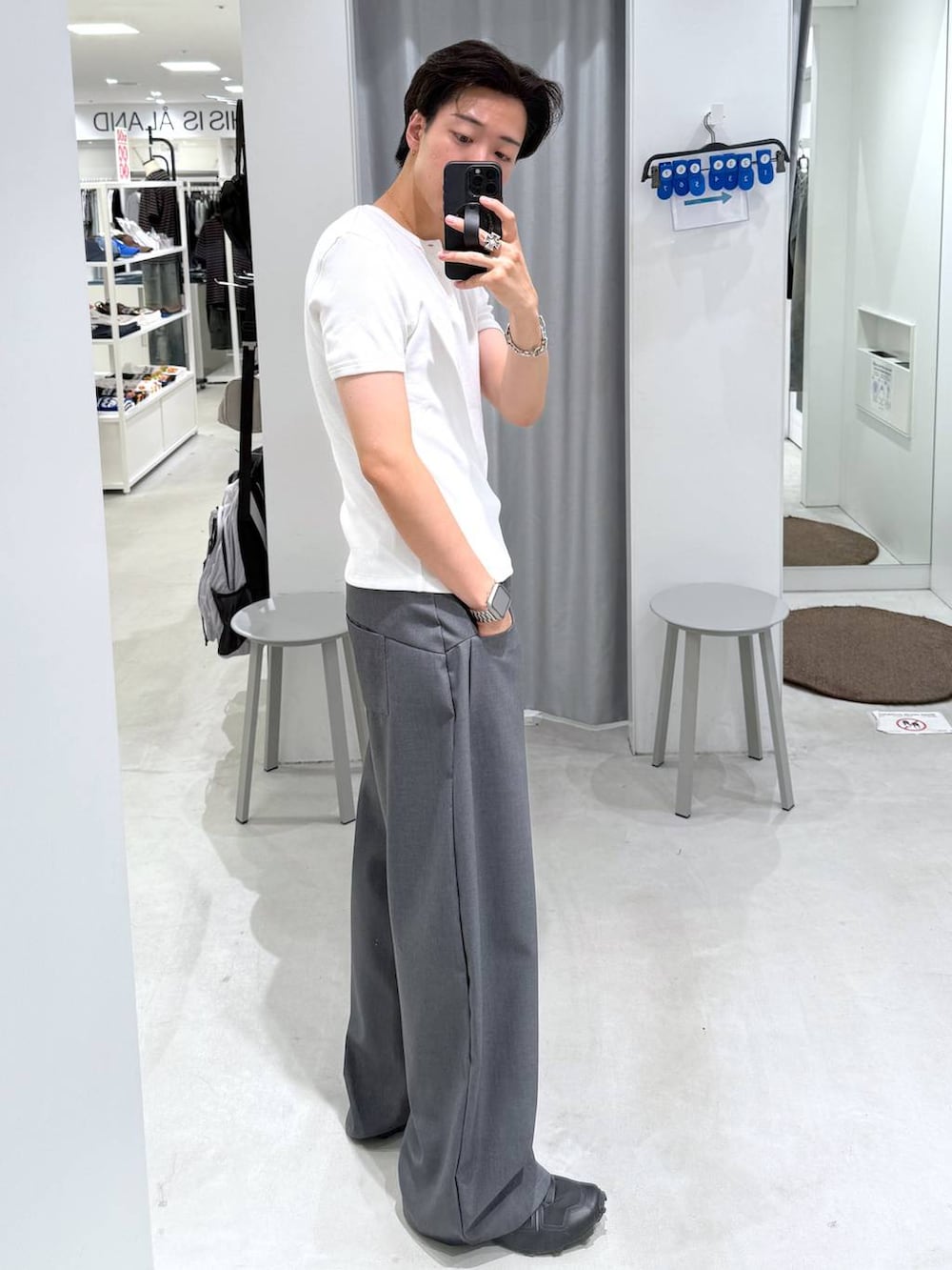 ホワイト系のTシャツ/カットソー、グレー系のスラックスを着用したメンズの夏コーディネートの2枚目の写真
