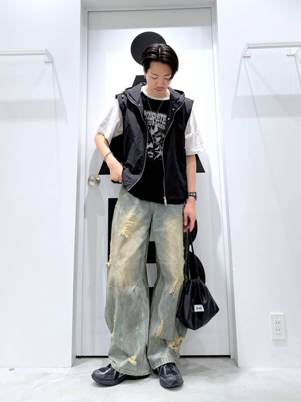 ブラック系のショルダーバッグ、ブルー系のデニムパンツ、ブラック系のTシャツ/カットソーを着用したメンズの夏コーディネートの2枚目の写真
