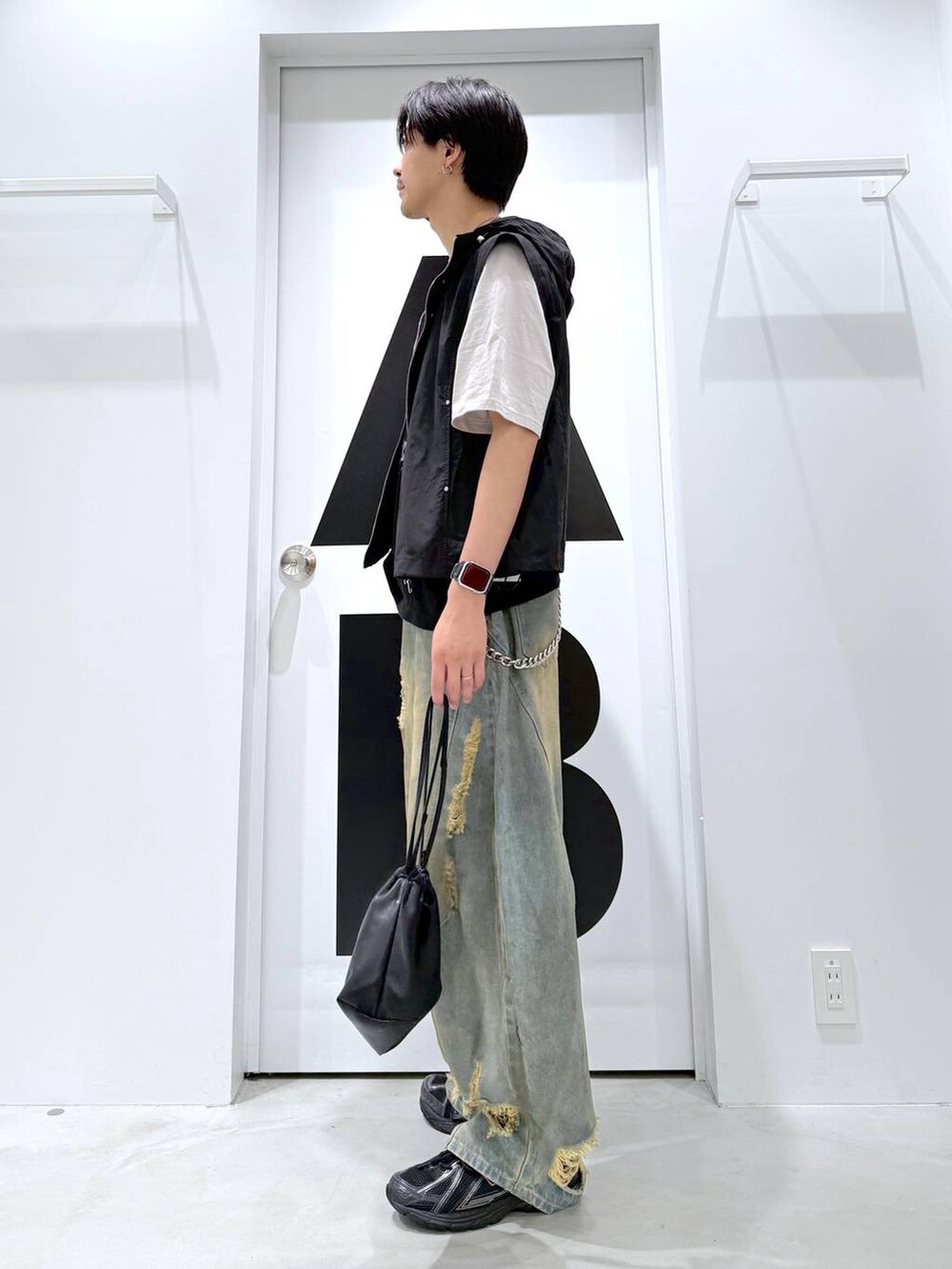 ブラック系のショルダーバッグ、ブルー系のデニムパンツ、ブラック系のTシャツ/カットソーを着用したメンズの夏コーディネートの3枚目の写真