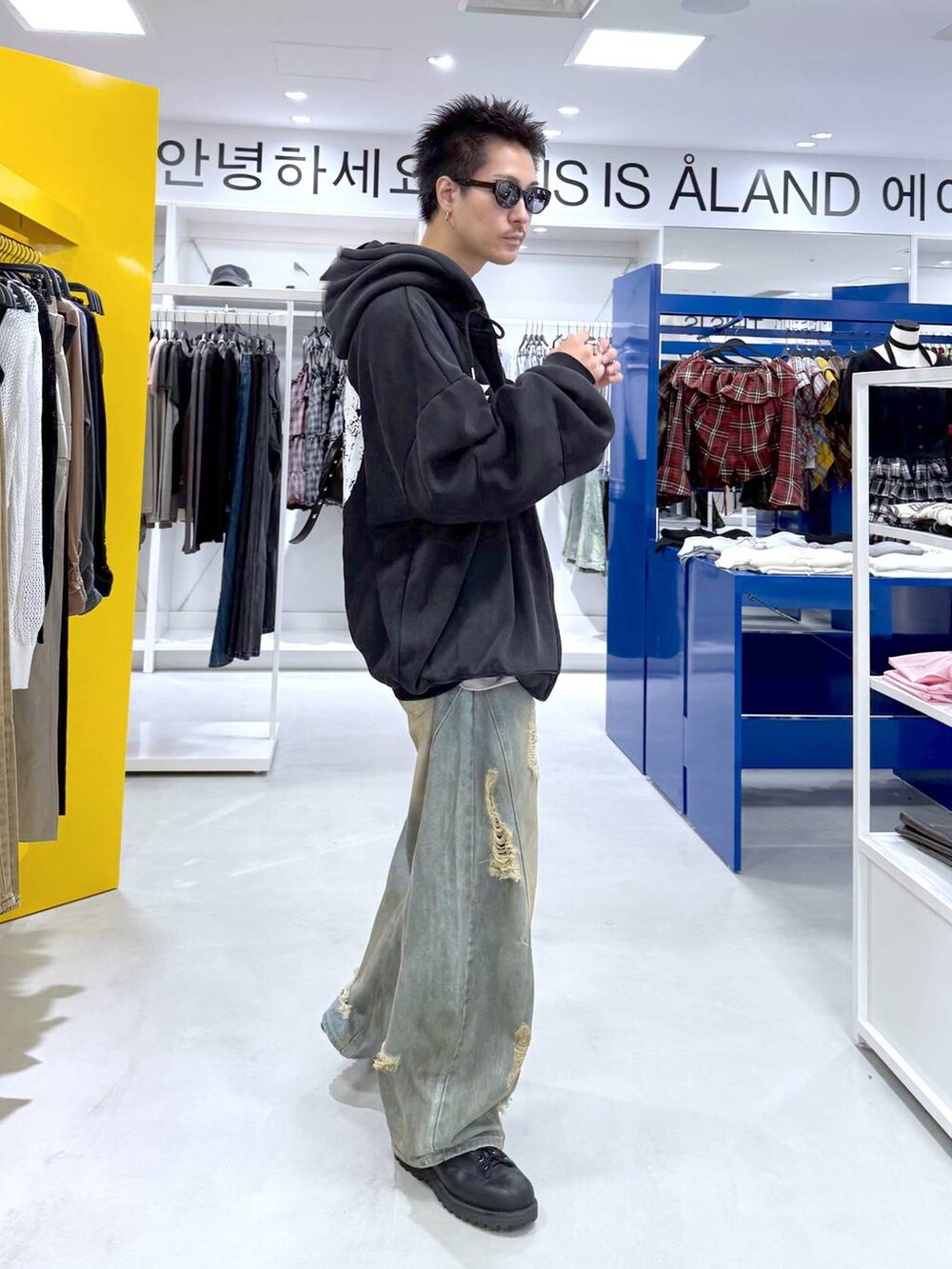 ブルー系のデニムパンツ、ブラック系のショルダーバッグ、ブラック系のTシャツ/カットソーを着用したメンズの夏コーディネートの3枚目の写真