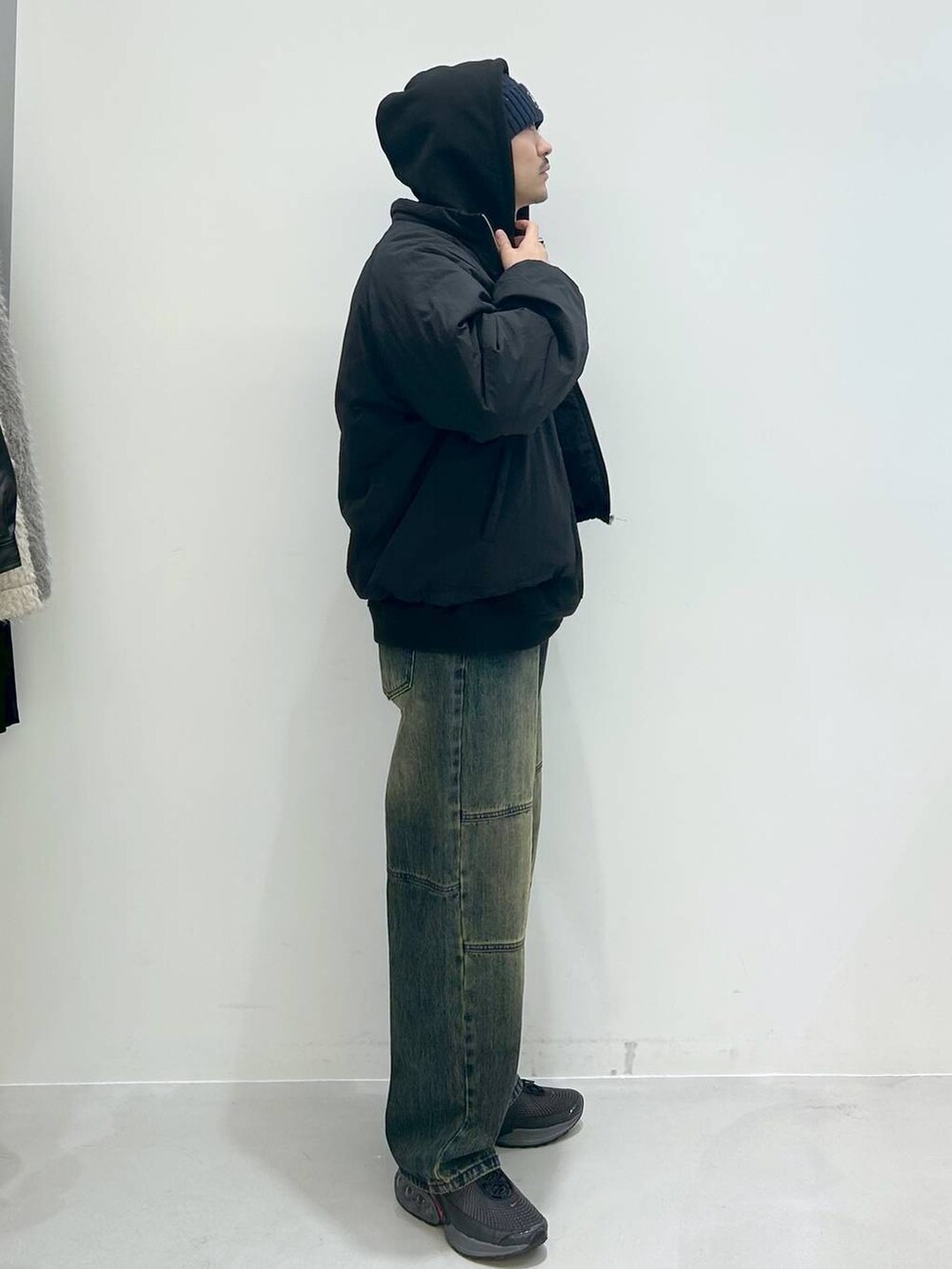 ブラック系のパーカー、ブラック系のブルゾン、ブルー系のニットキャップ/ビーニーを着用したメンズの秋コーディネートの3枚目の写真
