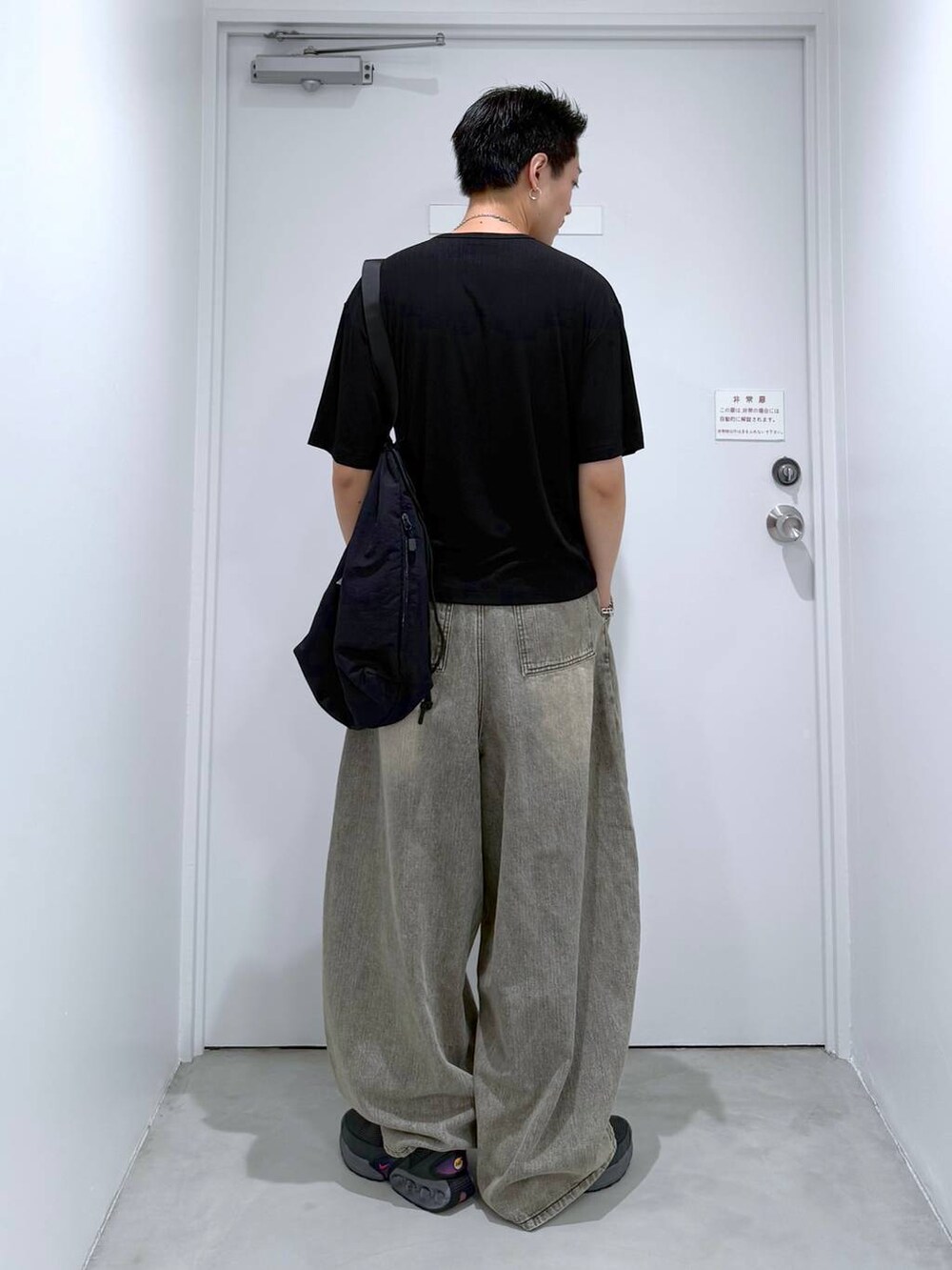 ブラック系のトートバッグ、ブラック系のTシャツ/カットソーを着用したメンズの夏コーディネートの5枚目の写真