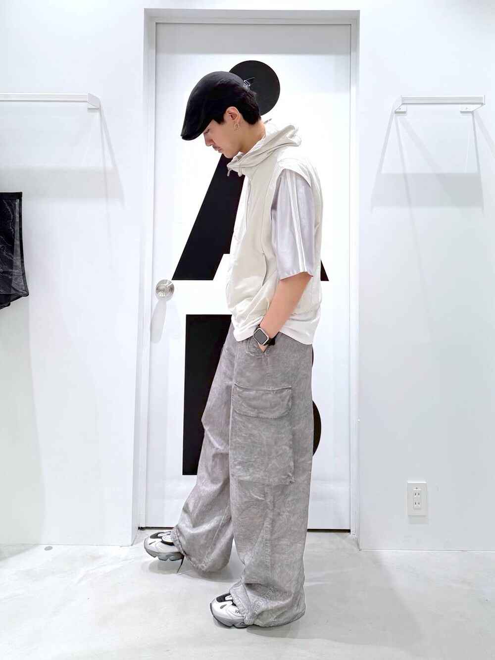 グレー系のその他パンツ、グレー系のTシャツ/カットソーを着用したメンズの夏コーディネートの3枚目の写真