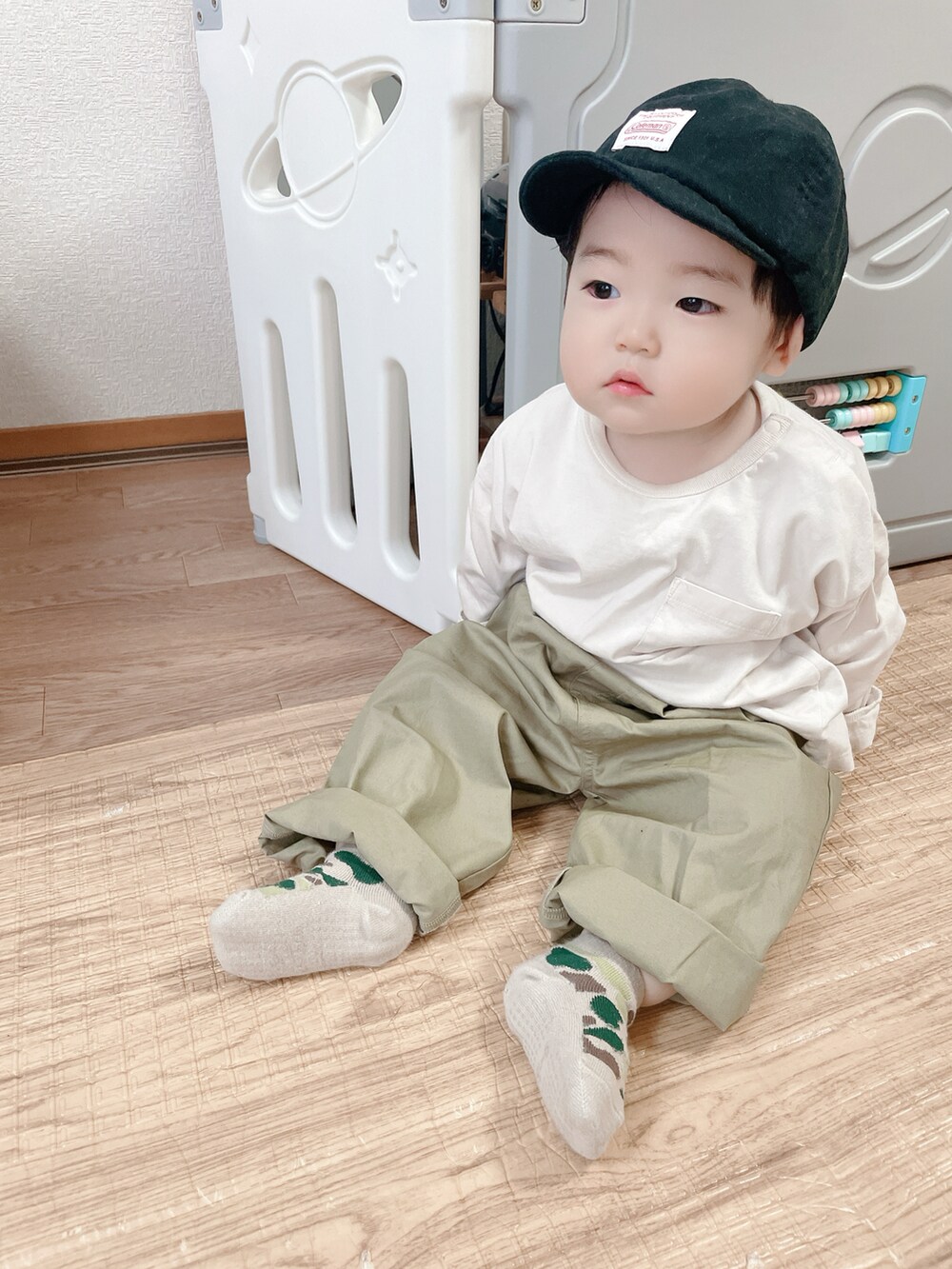 ホワイト系のTシャツ/カットソー、グリーン系のチノパンツ、ブラック系のキャップを着用したキッズの春コーディネートの5枚目の写真