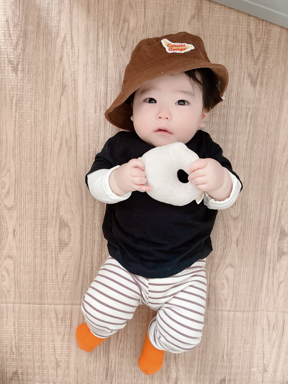 「赤ちゃん、赤ちゃんコーデ、ベビーコーデ、ベビー、ベビーファッション、むすこーで、キッズコーデ、キッズファッション、おとこのこ、男の子、男の子コーデ、男の子ベビー、ボーダー、カラーソックス、保育園コーデ」｜「Toysrusのアイテム（その他ベビーウェア、ブラウン系）」を使った、Nuts.22さん（キッズ・60cm）の夏コーディネートの4枚目の写真