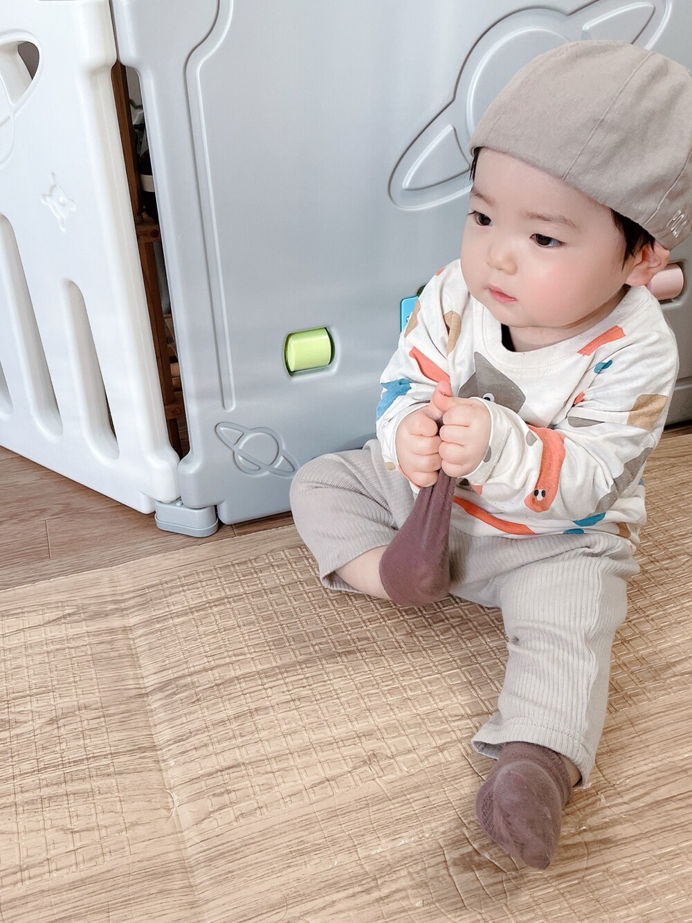 ベージュ系のパンツ、ベージュ系のママ＆ベビー、オレンジ系のその他ベビーウェアを着用したキッズの冬コーディネートの4枚目の写真