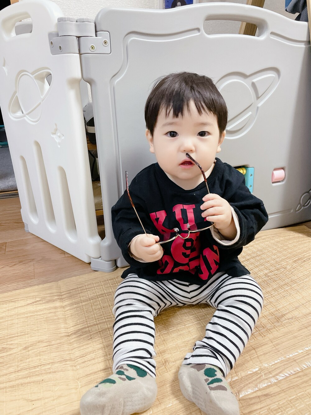「キッズコーデ、キッズファッション、ロンT、春コーデ、こどもコーデ、むすこーで、1歳、男の子、男の子コーデ、プチプラ、プチプラコーデ、シンプルコーデ、シンプル、ボーダー、保育園コーデ」｜「PAIRMANON STREETの【PAIRMANON STREET】【リンクコーデ】【大人サイズ】アソート プリント 長袖 Tシャツ（Tシャツ/カットソー、ブラック系）」を使った、Nuts.22さん（キッズ・70cm）の春コーディネートの3枚目の写真