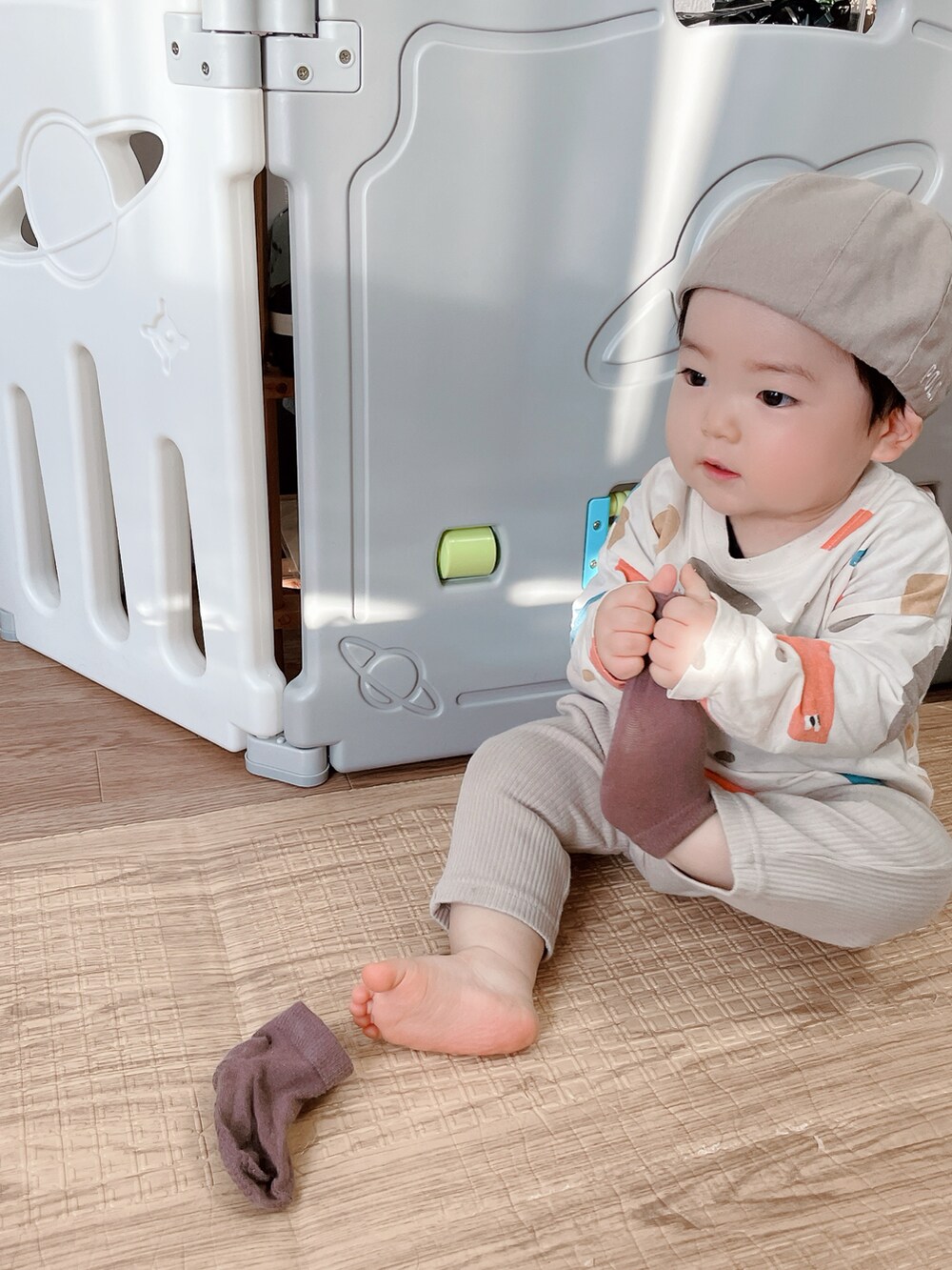 ベージュ系のパンツ、ベージュ系のママ＆ベビー、オレンジ系のその他ベビーウェアを着用したキッズの冬コーディネートの2枚目の写真