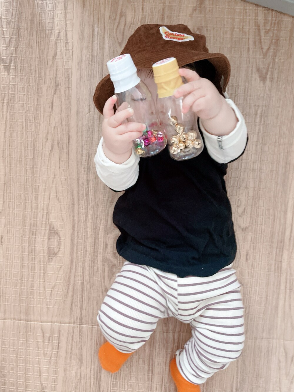 「赤ちゃん、赤ちゃんコーデ、ベビーコーデ、ベビー、ベビーファッション、むすこーで、キッズコーデ、キッズファッション、おとこのこ、男の子、男の子コーデ、男の子ベビー、ボーダー、カラーソックス、保育園コーデ」｜「Toysrusのアイテム（その他ベビーウェア、ブラウン系）」を使った、Nuts.22さん（キッズ・60cm）の夏コーディネートの2枚目の写真