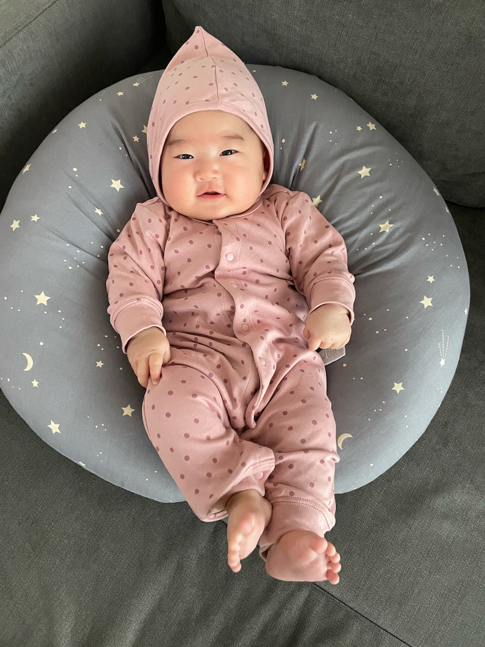 ピンク系のロンパースを着用したキッズの冬コーディネートの2枚目の写真