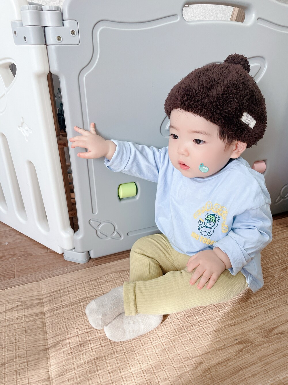 「今日のコーデ、春色、プチプラ、キッズコーデ、キッズファッション、こどもコーデ、むすこーで、1歳、男の子、男の子コーデ、おとこのこ、プチプラコーデ、バースデイ、ベレー帽、おしゃれさんと繋がりたい」｜「biguetteのアイテム（ハンチング/ベレー帽、ブラウン系）」を使った、Nuts.22さん（キッズ・70cm）の春コーディネートの3枚目の写真