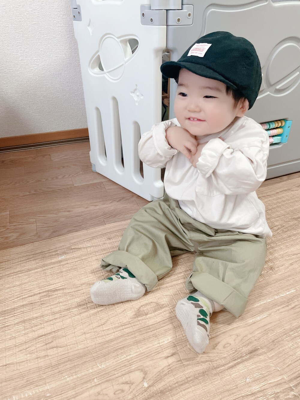 ホワイト系のTシャツ/カットソー、グリーン系のチノパンツ、ブラック系のキャップを着用したキッズの春コーディネートの3枚目の写真