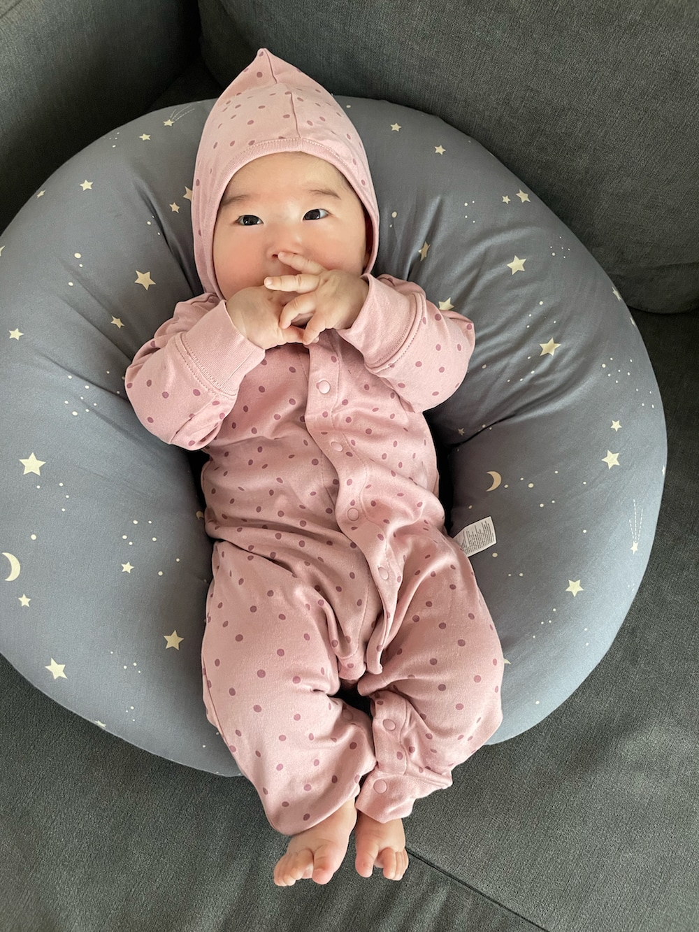 ピンク系のロンパースを着用したキッズの冬コーディネートの3枚目の写真