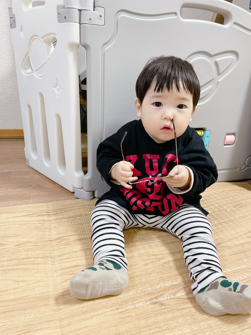 「キッズコーデ、キッズファッション、ロンT、春コーデ、こどもコーデ、むすこーで、1歳、男の子、男の子コーデ、プチプラ、プチプラコーデ、シンプルコーデ、シンプル、ボーダー、保育園コーデ」｜「PAIRMANON STREETの【PAIRMANON STREET】【リンクコーデ】【大人サイズ】アソート プリント 長袖 Tシャツ（Tシャツ/カットソー、ブラック系）」を使った、Nuts.22さん（キッズ・70cm）の春コーディネートの2枚目の写真