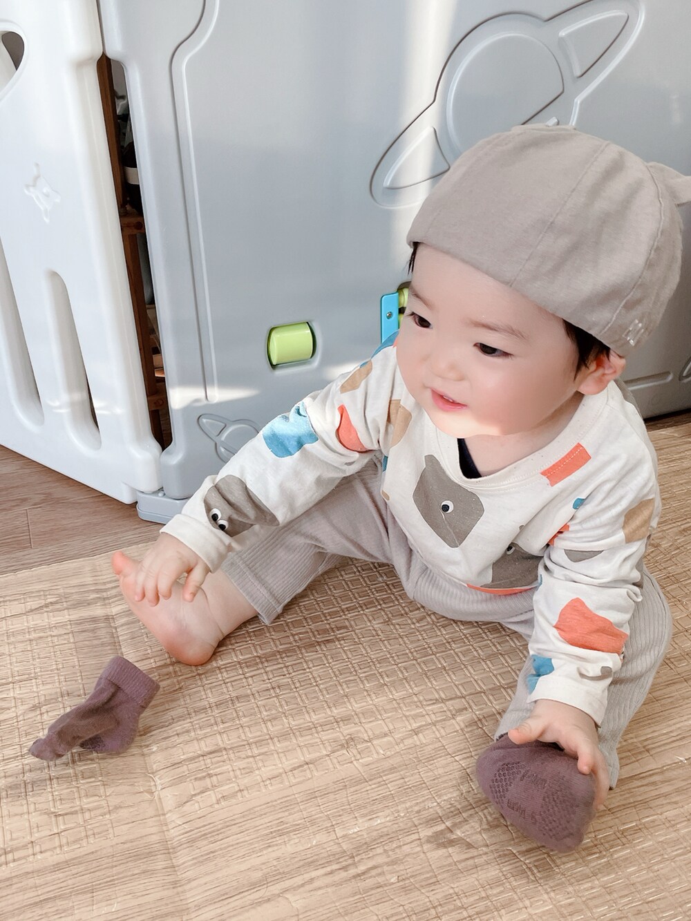 ベージュ系のパンツ、ベージュ系のママ＆ベビー、オレンジ系のその他ベビーウェアを着用したキッズの冬コーディネートの3枚目の写真