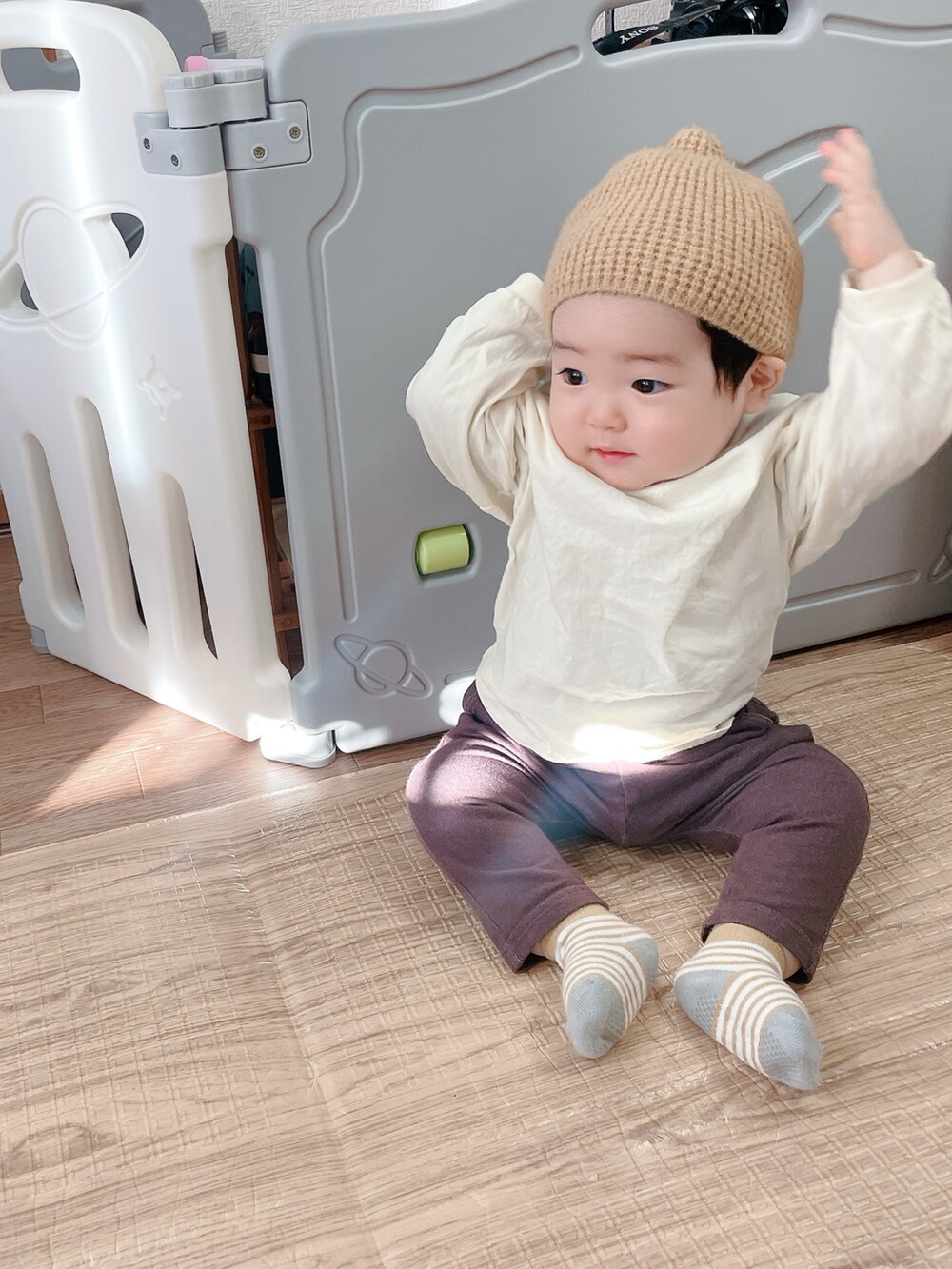 イエロー系のTシャツ/カットソー、ブラウン系のパンツ、イエロー系のその他ベビーウェアを着用したキッズの冬コーディネートの3枚目の写真