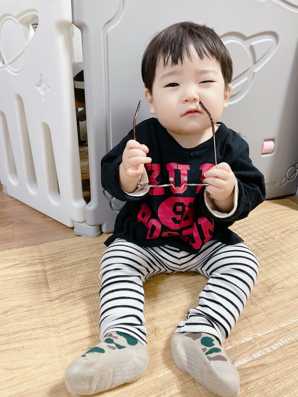 「キッズコーデ、キッズファッション、ロンT、春コーデ、こどもコーデ、むすこーで、1歳、男の子、男の子コーデ、プチプラ、プチプラコーデ、シンプルコーデ、シンプル、ボーダー、保育園コーデ」｜「PAIRMANON STREETの【PAIRMANON STREET】【リンクコーデ】【大人サイズ】アソート プリント 長袖 Tシャツ（Tシャツ/カットソー、ブラック系）」を使った、Nuts.22さん（キッズ・70cm）の春コーディネートの5枚目の写真