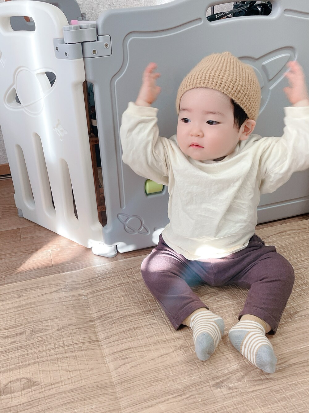 イエロー系のTシャツ/カットソー、ブラウン系のパンツ、イエロー系のその他ベビーウェアを着用したキッズの冬コーディネートの2枚目の写真