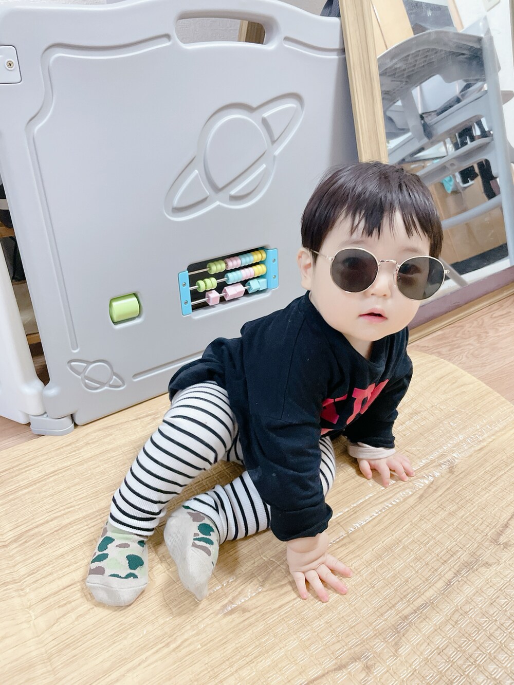 「キッズコーデ、キッズファッション、ロンT、春コーデ、こどもコーデ、むすこーで、1歳、男の子、男の子コーデ、プチプラ、プチプラコーデ、シンプルコーデ、シンプル、ボーダー、保育園コーデ」｜「PAIRMANON STREETの【PAIRMANON STREET】【リンクコーデ】【大人サイズ】アソート プリント 長袖 Tシャツ（Tシャツ/カットソー、ブラック系）」を使った、Nuts.22さん（キッズ・70cm）の春コーディネートの4枚目の写真