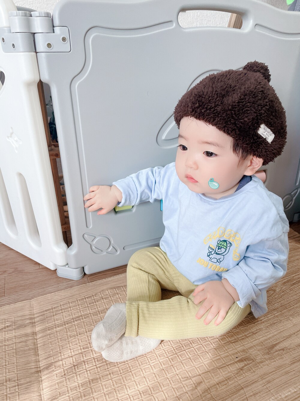 「今日のコーデ、春色、プチプラ、キッズコーデ、キッズファッション、こどもコーデ、むすこーで、1歳、男の子、男の子コーデ、おとこのこ、プチプラコーデ、バースデイ、ベレー帽、おしゃれさんと繋がりたい」｜「biguetteのアイテム（ハンチング/ベレー帽、ブラウン系）」を使った、Nuts.22さん（キッズ・70cm）の春コーディネートの2枚目の写真