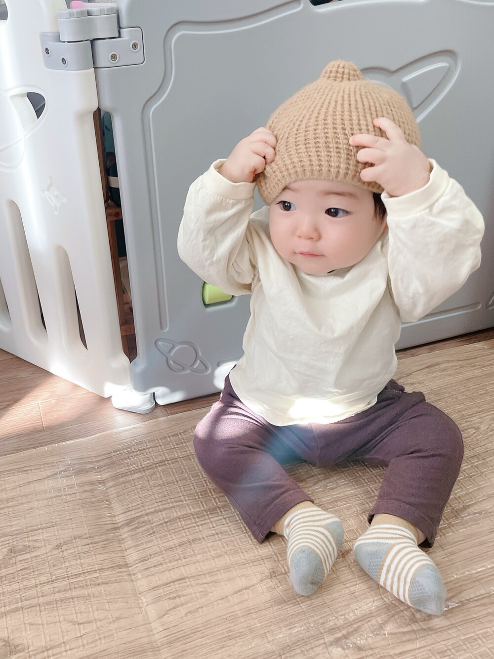 イエロー系のTシャツ/カットソー、ブラウン系のパンツ、イエロー系のその他ベビーウェアを着用したキッズの冬コーディネートの5枚目の写真